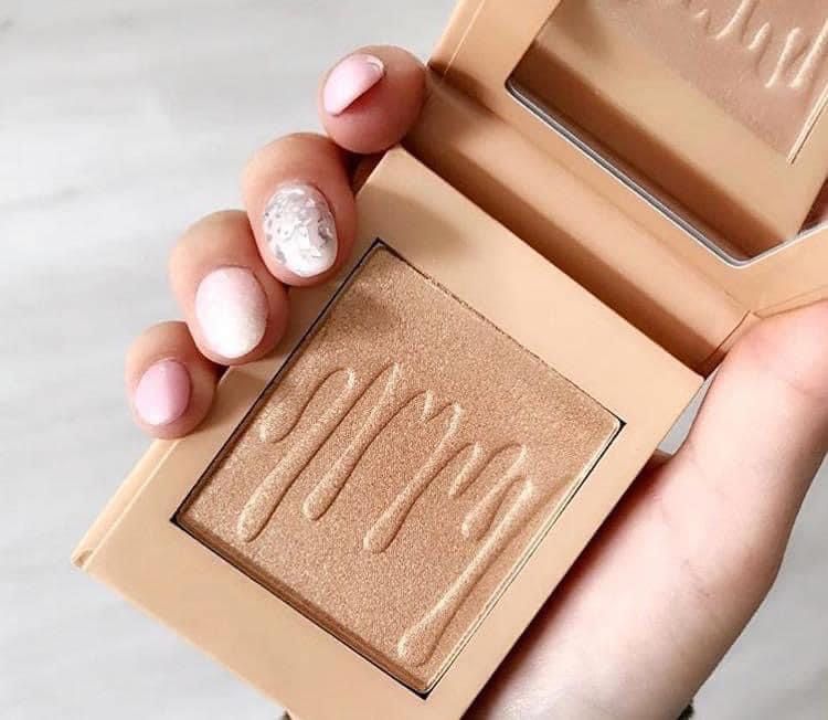 Хайлайтър в кутия с огледало 6 цвята на KYLIE cosmetics