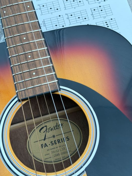 Акустическая Гитара Fender с набором аксессуаров.
