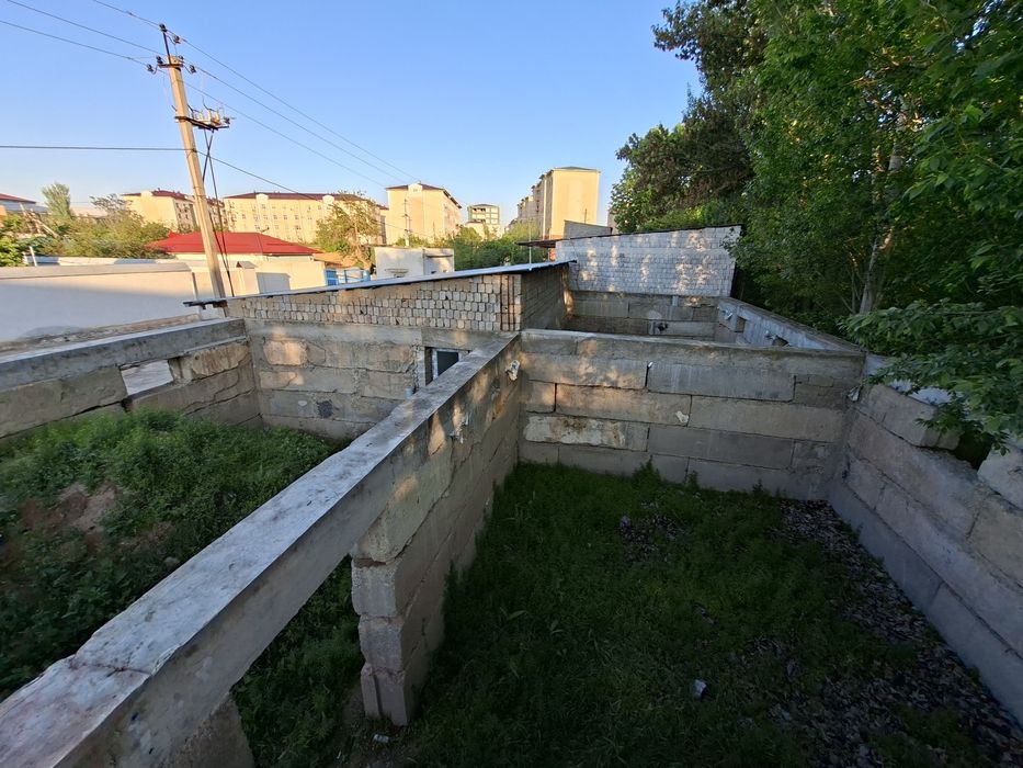 Noturar bino sotiladi