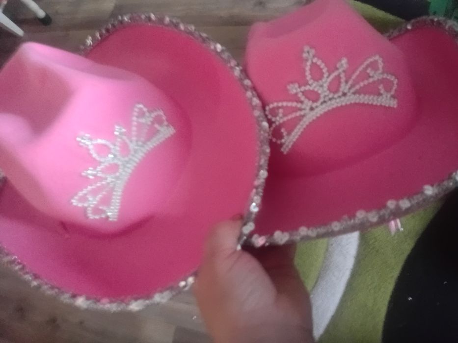 Шляпа розовая  2 штуки  . Для красоты  и праздника.  Б/у  не новые