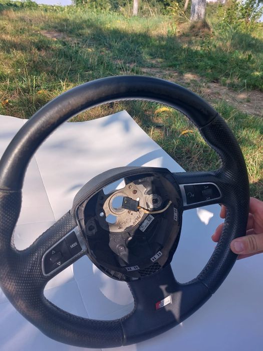 Vând volan cu comenzile in trei spițe de Audi A4 b 8