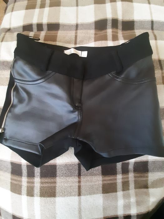 Продам 2 пары  шорт в отличном состоянии.