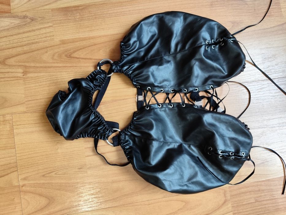 Ținuta sexy din piele ecologica