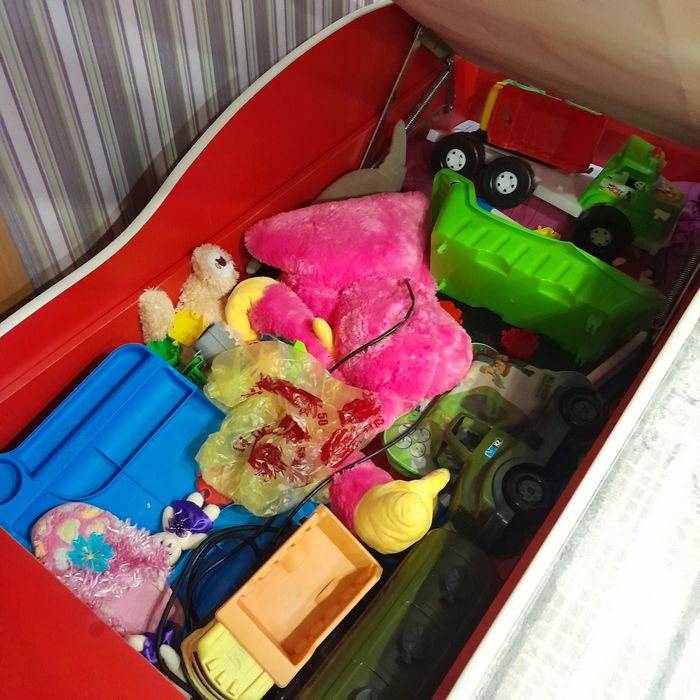 Кровать отдам срочно.