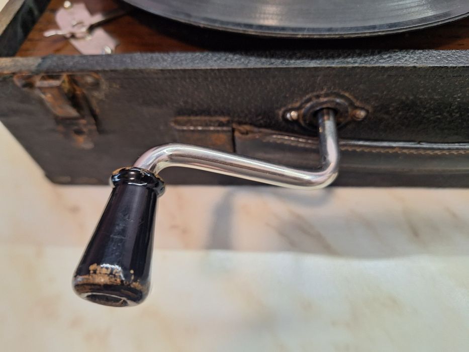 Ретро преносим грамофон с куфарче