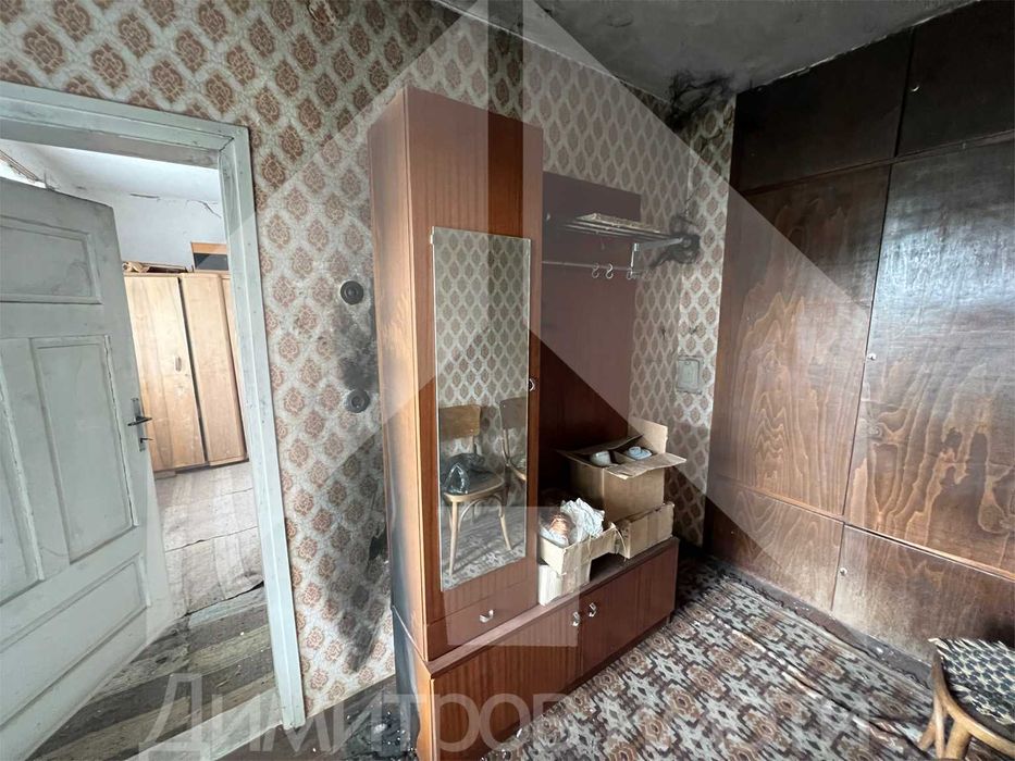 Продаваме самостоятелна тухлена къща в гр. Плиска с двор 1 дка и ГАРАЖ