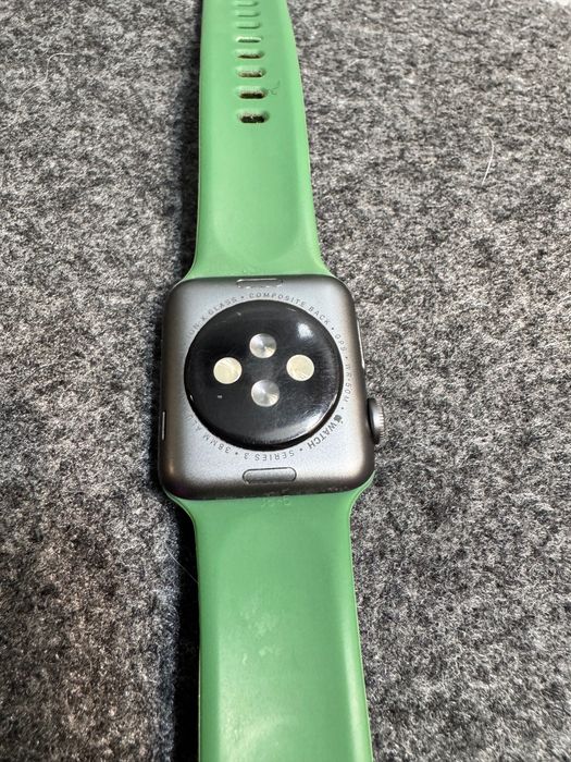 Apple Watch Series 3 (38мм) GPS + Зелена Каишка и USB-C Зарядно