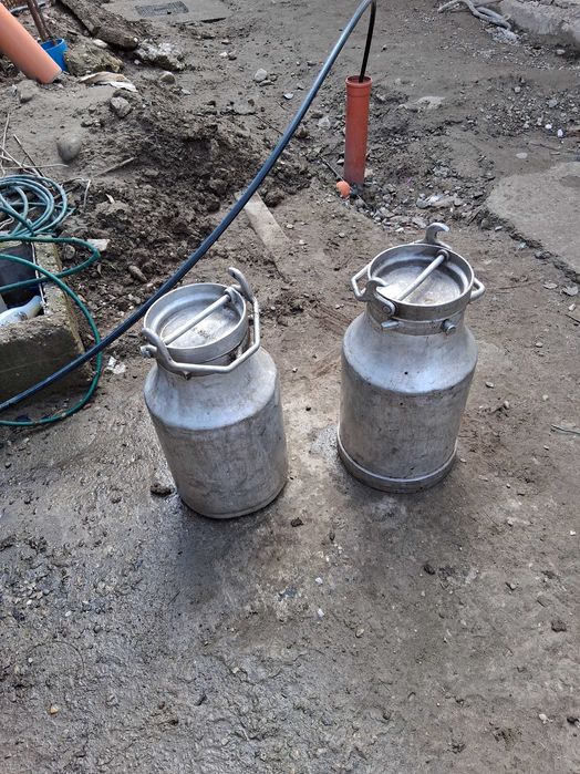 Vand bidoane alumin8u 75 lei buc.