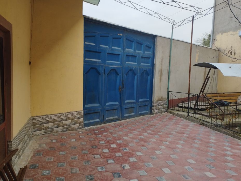 Uy sotiladi Sariosiyo Sentrdan