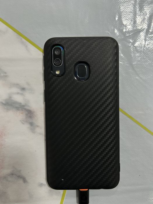 Продам самсунг А40