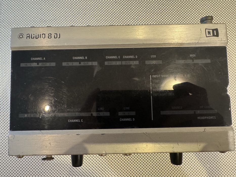 Native Instruments Audio 8 DJ interfata audio placa audio