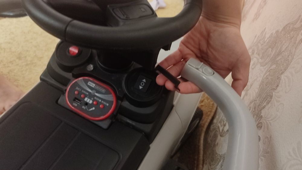 Bolalar mashinasi sotiladi