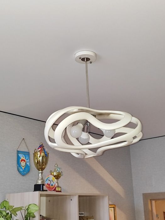 В продаже разные люстры