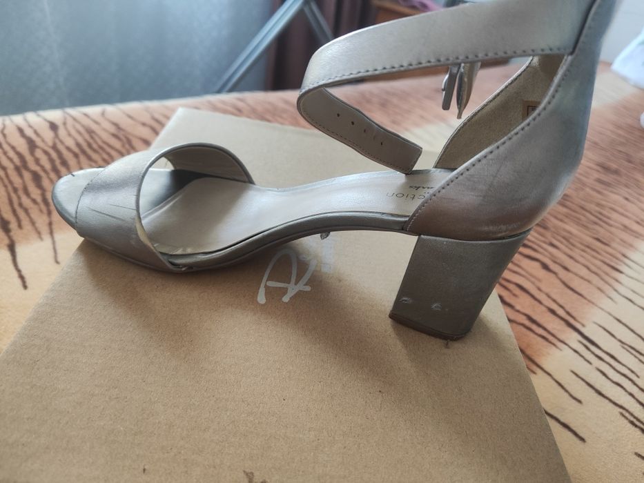 Серебристые босоножки Clarks, размер 38