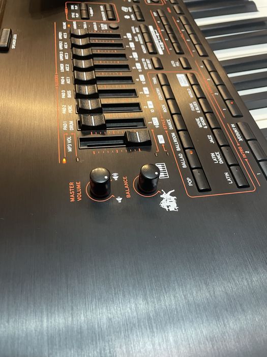 Vând orga  Korg PA4X/76 International