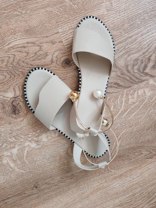 Продам босоножки новые