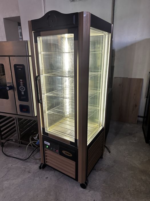 Сладкарска хладилна витрина