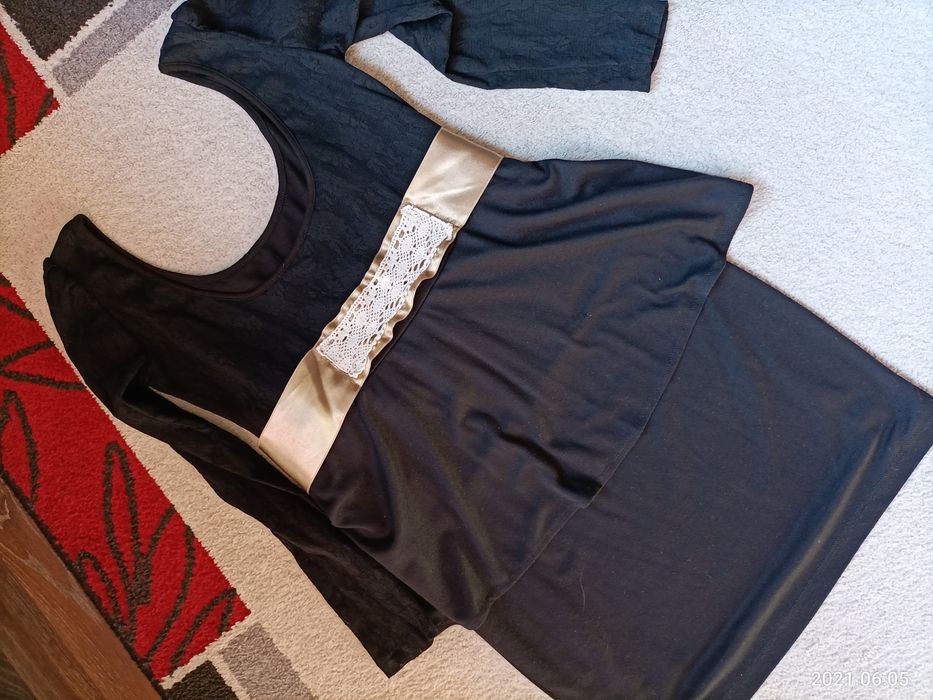 елегантна рокля с дантелени ръкави