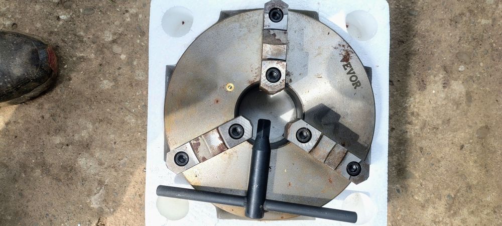 Vând universal strung 250 mm