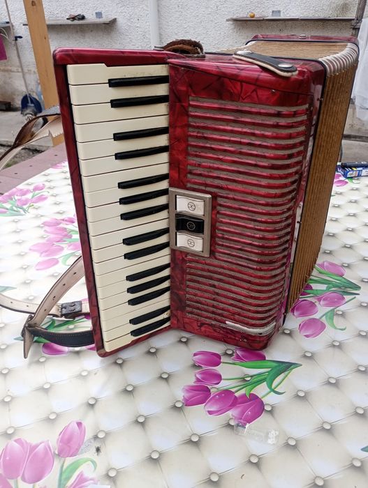 Vând acordeon HOHNER cu toc.