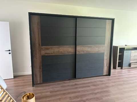 Голям гардероб с плъзгащи врати 280×65×220 см