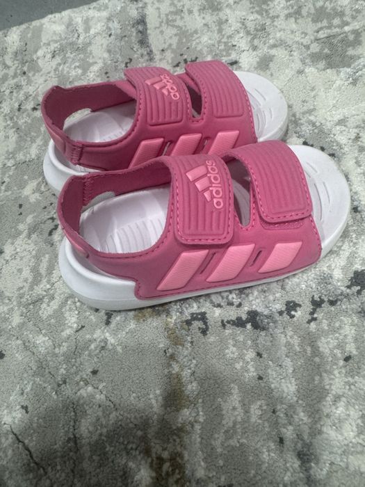 Продам сандалии на липучках Адидас оригинал