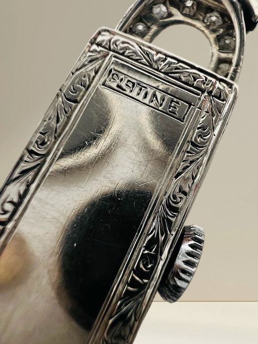 Платинен дамски часовник с диаманти