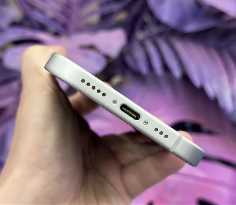 Айфон 15  plus на 256 гб