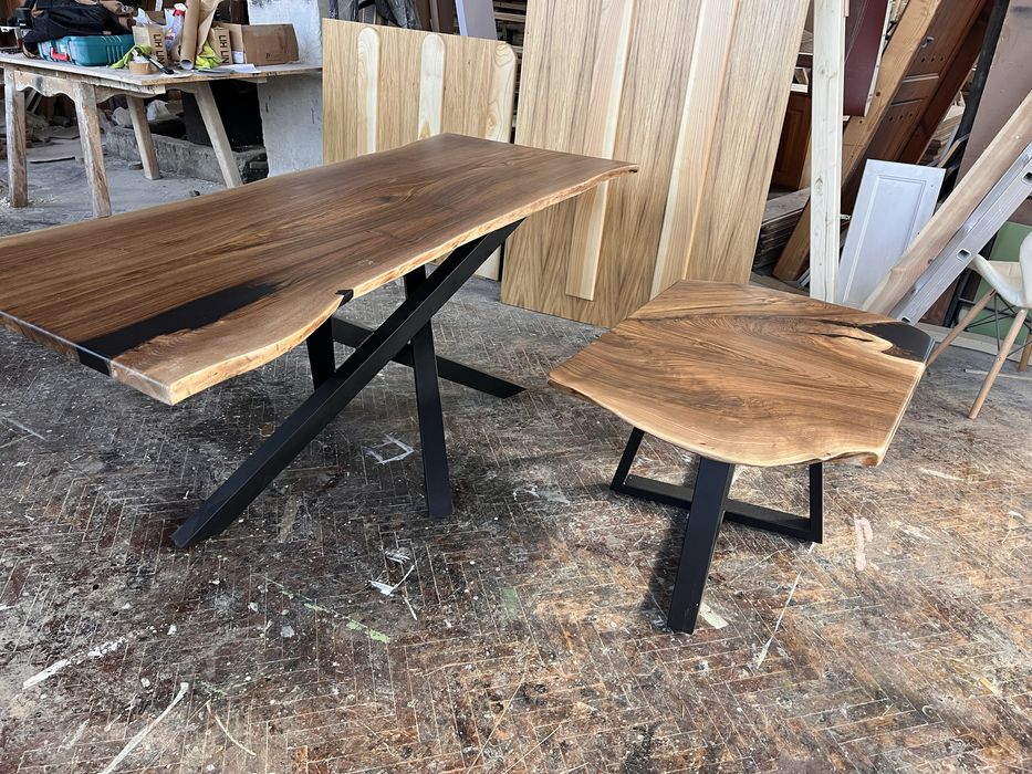 Трапезна и холна маса от цял орех и черна епоксидна смола