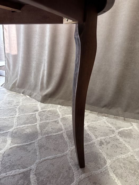 Стол из натурального дерева.