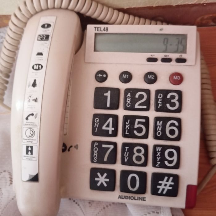 стационарный проводной телефон.