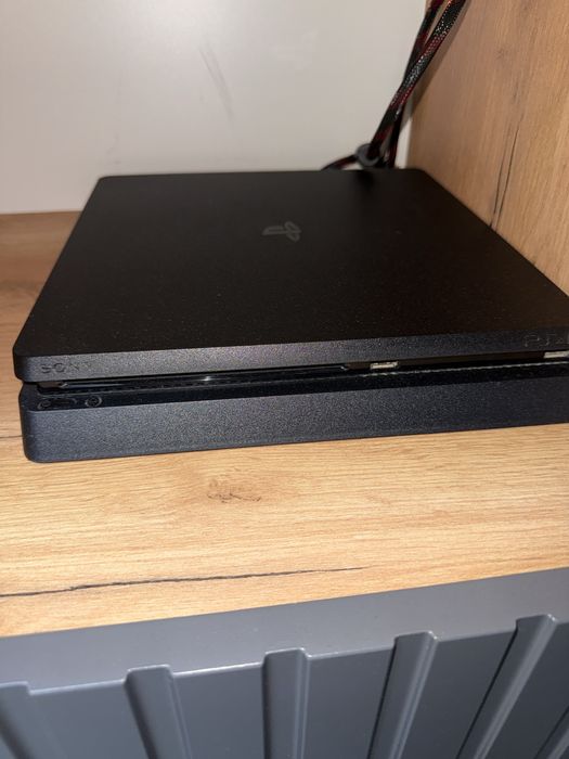 Продам ps4 slim с играми 1 тб