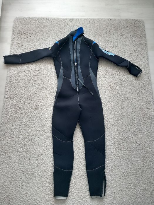 Vând costume pentru scufundări, diblverse mărimi și grosimi,noi,import