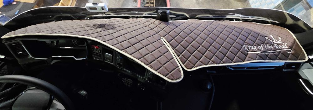 Кожени стелки за камиони с бродерия за SCANIA S екокожа