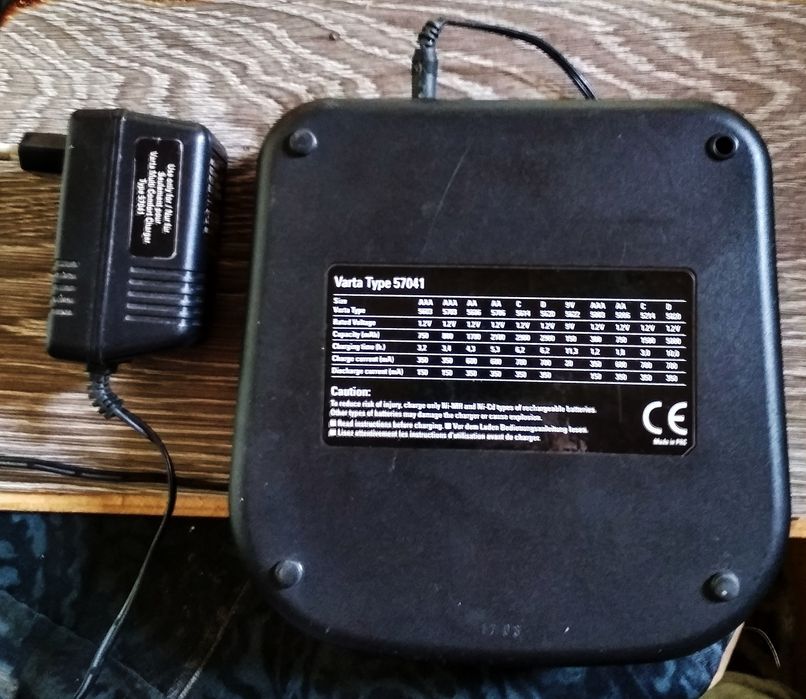 Универсальное зарядное устройство VARTA