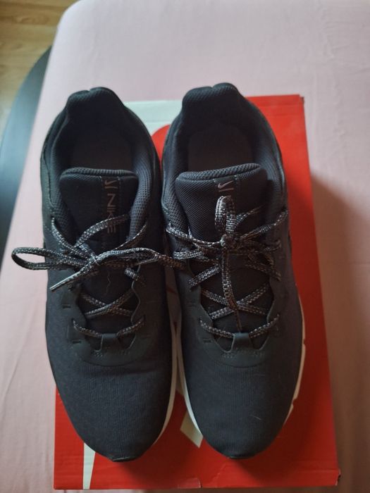 Дамски маратонки Nike Legend Essential 2 Premium.