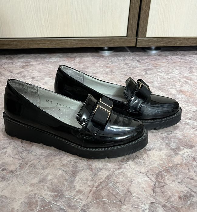 Продам подростковые туфли на девочку