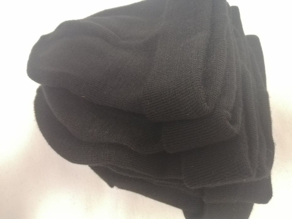 Vand fesuri/caciuli de culoare neagra