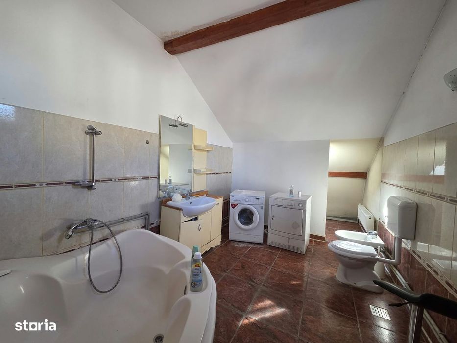 Vand apartament la casa,zona centrala