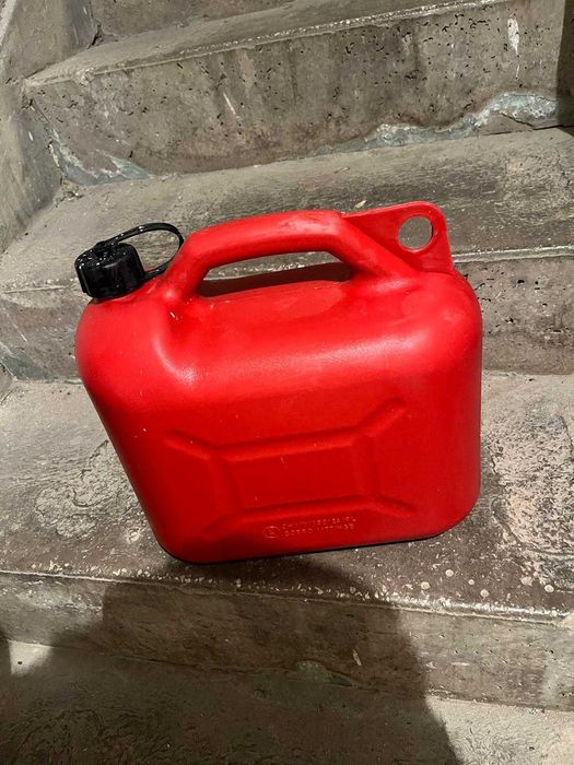 Vand canistra de benzina