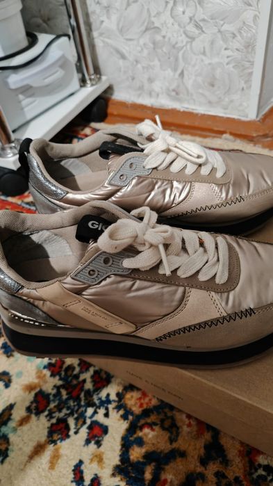 Кроссовки продам