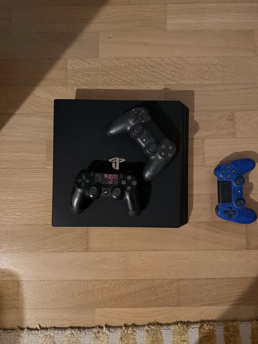 Ps4 pro+3 controllere