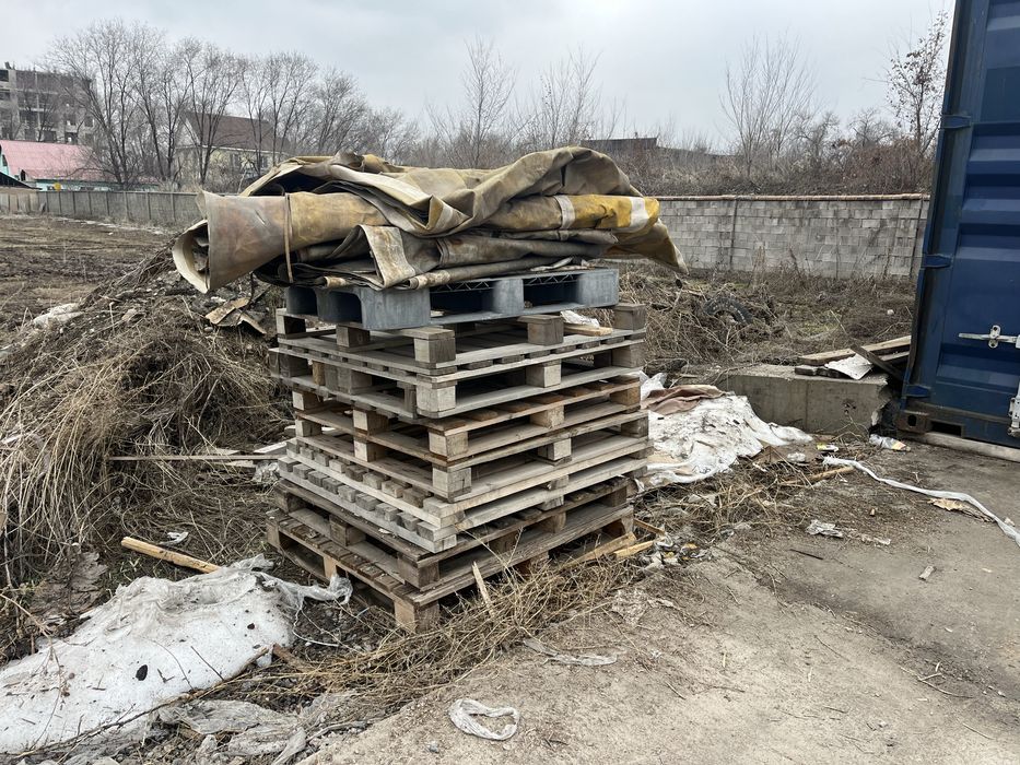 Деревянные поддоны, дрова и отрезки досок