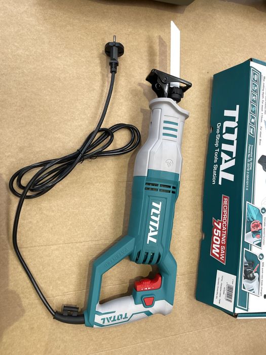 Fierăstrău sabie TOTAL TS100806 – tăieri precise în lemn și metal