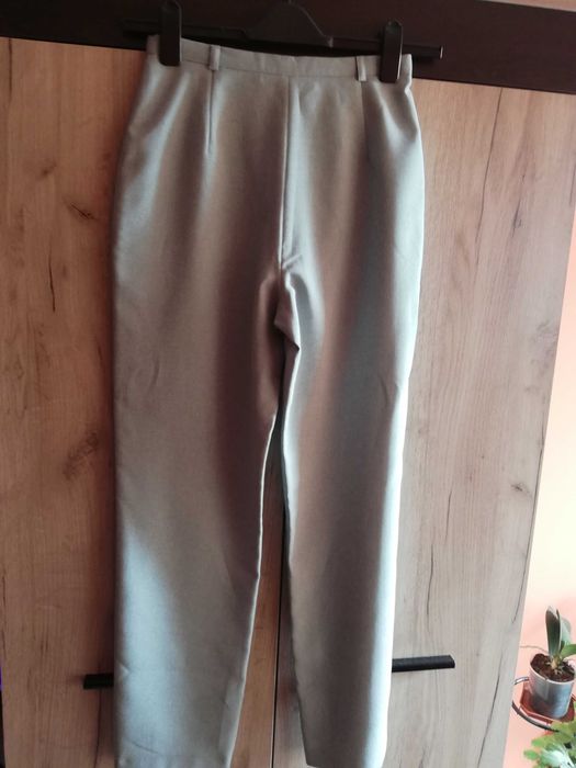 Продавам дамски панталони.