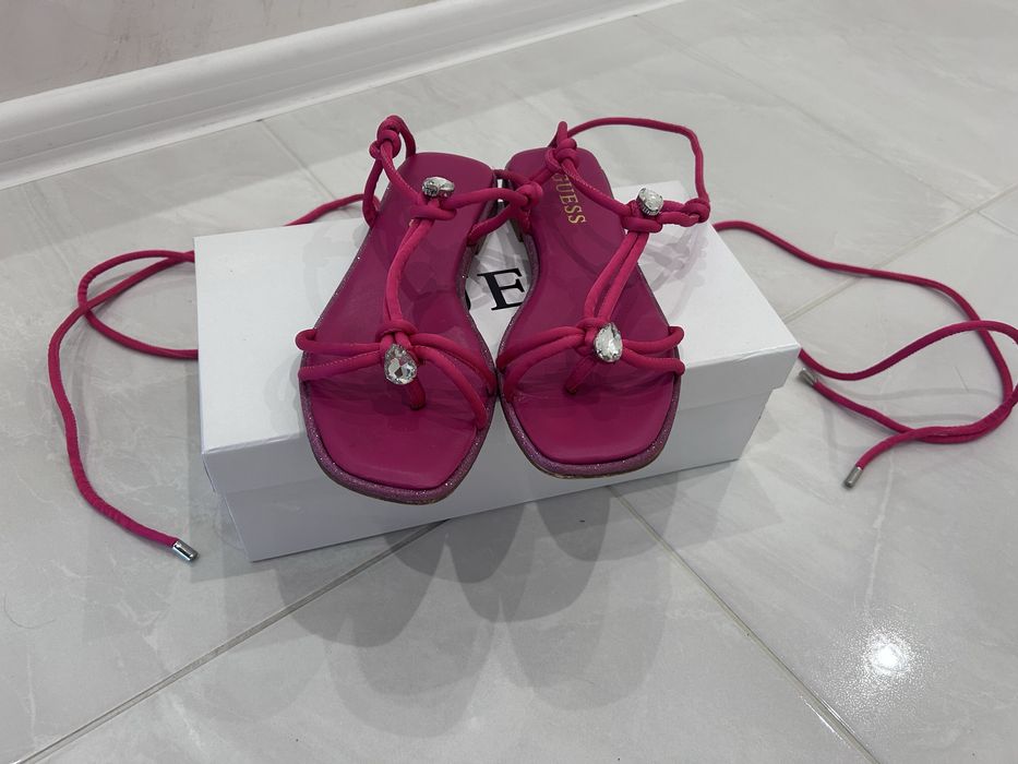 Guess оригинални сандали с връзки!