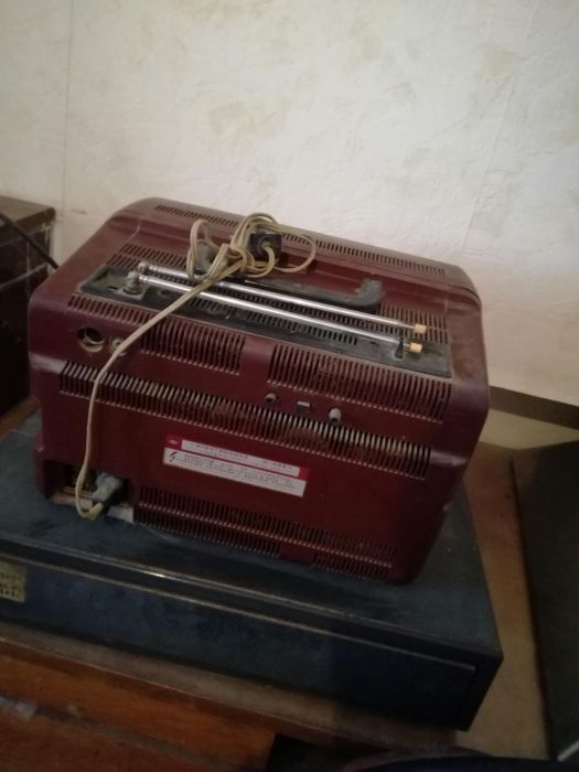 Портативен цветен телевизор 1981г.