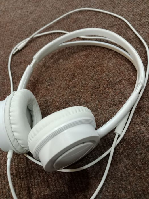 Наушники белыйе.