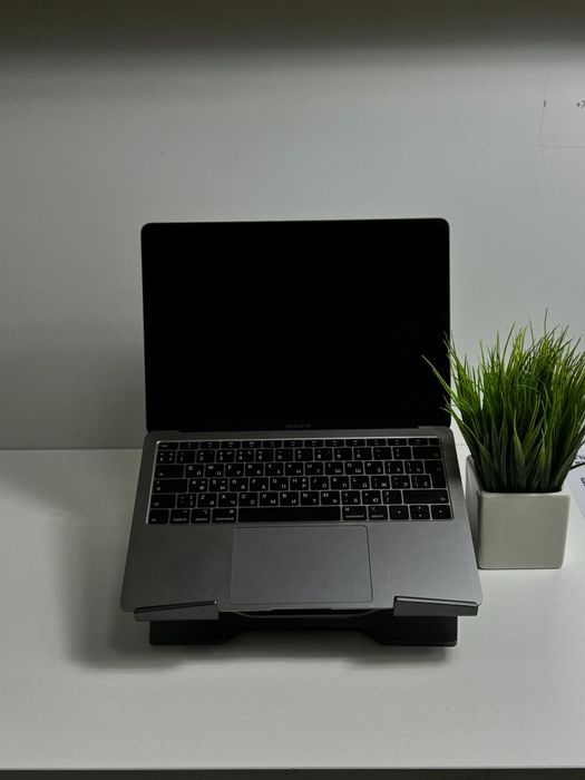 Макбук Air corei5/2019 память256 озу8