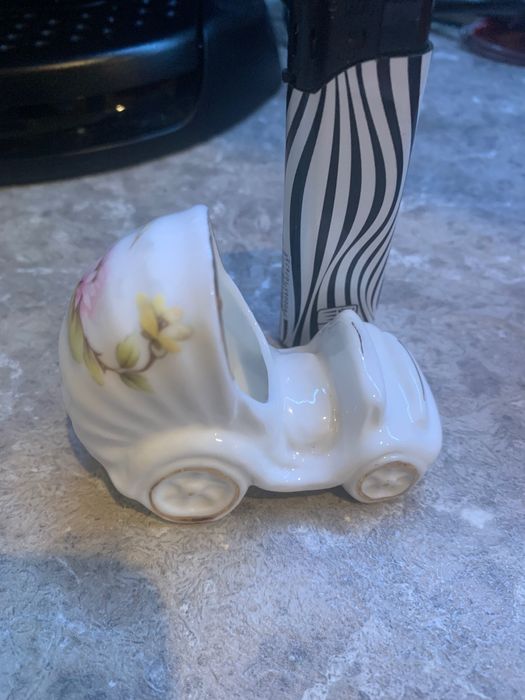 Малка порцеланова количка.